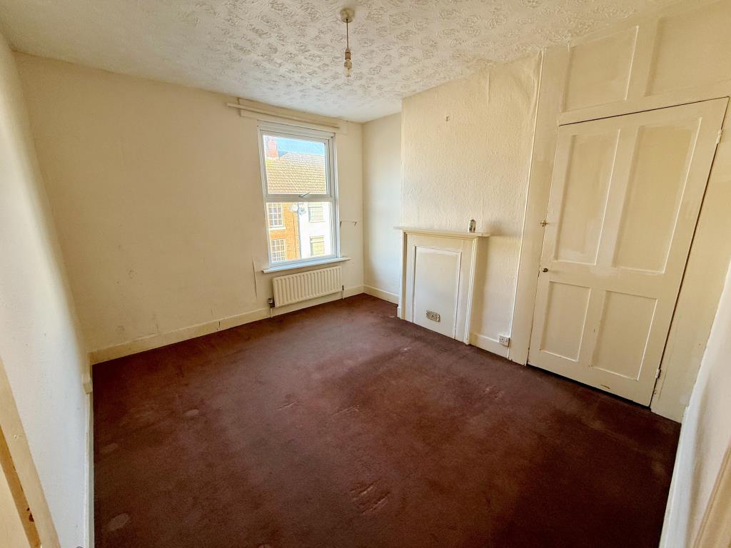 Lot: 100 - TERRACE HOUSE FOR IMPROVEMENT - Bedroom to front